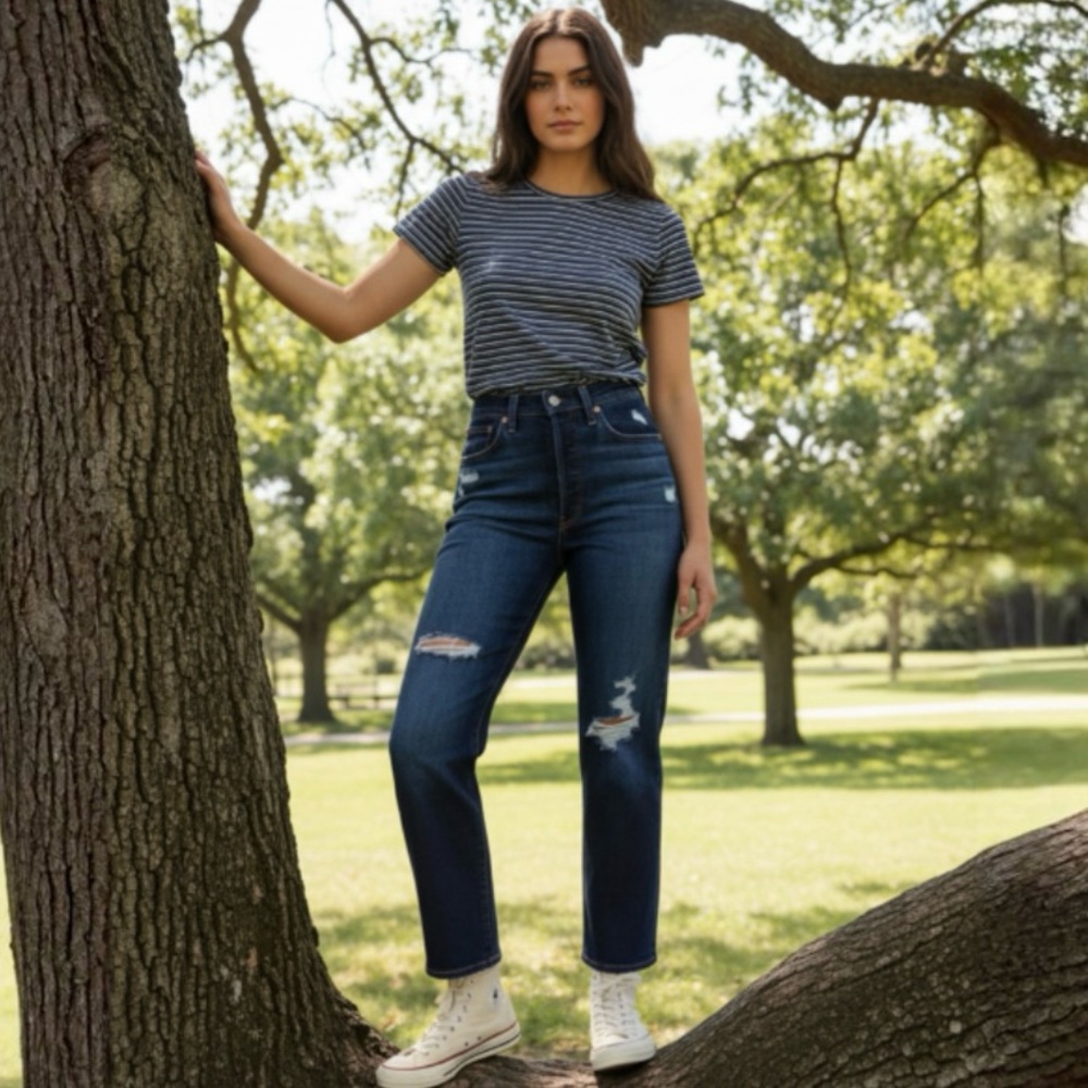 Levi’s Ribcage Straight Ankle Distressed Jeans - Picture 4 of 10